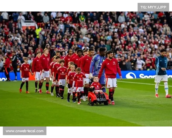 曼联球迷激情庆祝 主场氛围燃爆全场